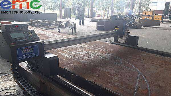 EMC lắp máy cắt CNC cho khách hàng tại Hà Nội