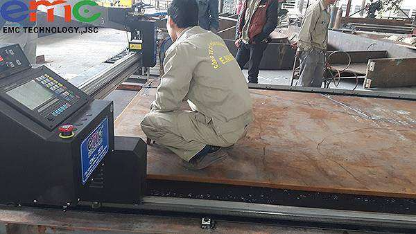 EMC lắp máy cắt CNC cho khách hàng tại Hà Nội