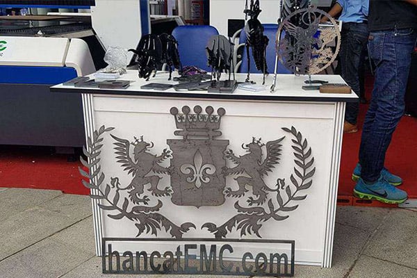 Cắt quảng cáo kim loại