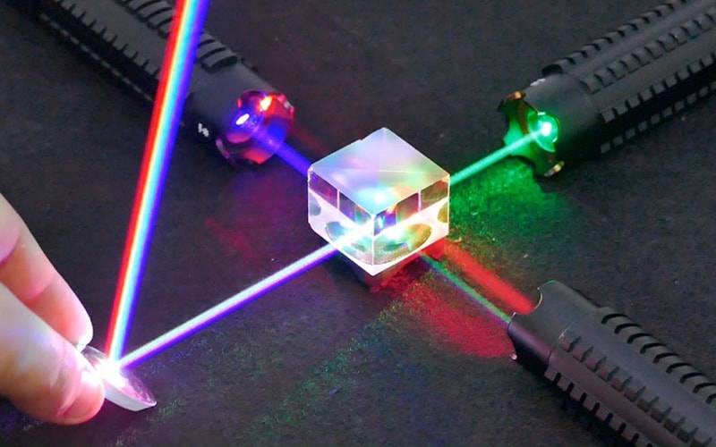 Tia laser là gì? Ứng dụng của laser trong ngành công nghiệp - EMC