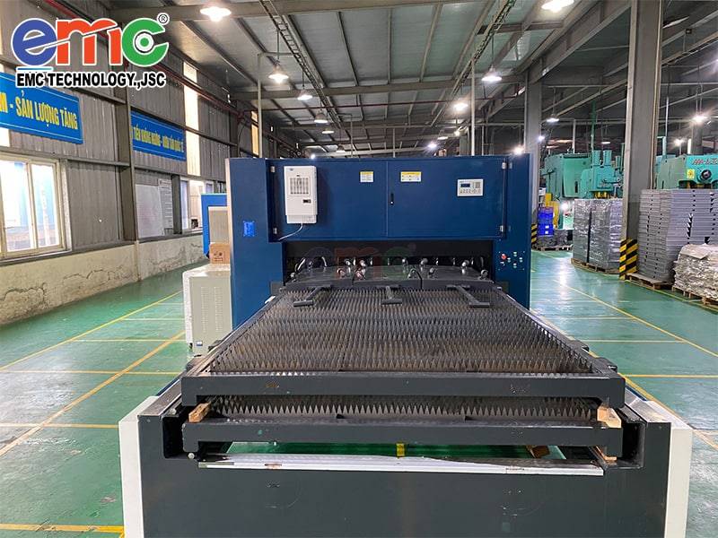 Máy cắt Laser Fiber EMC bàn chuyển đổi