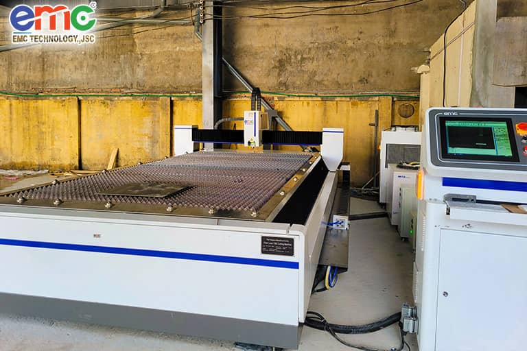 Máy cắt laser tại công ty Hồng Hà