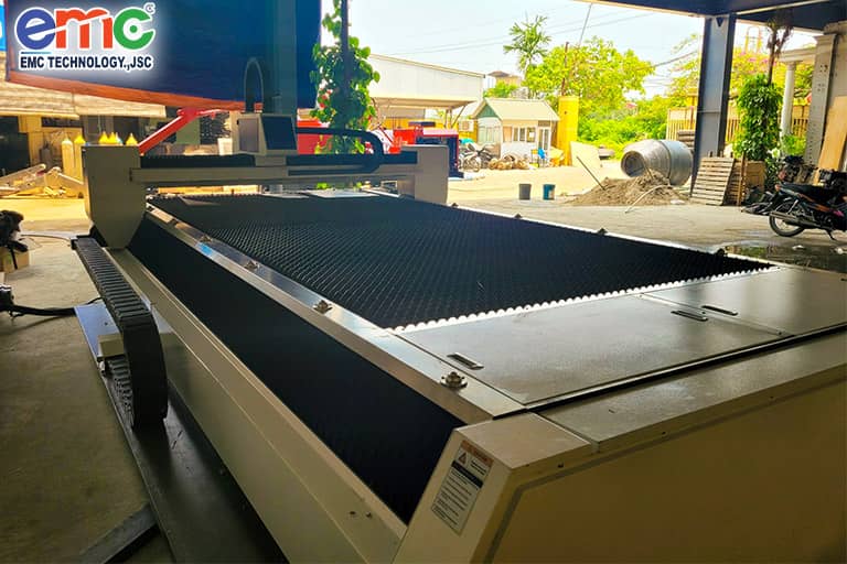 Máy cắt laser tại công ty Hồng Hà