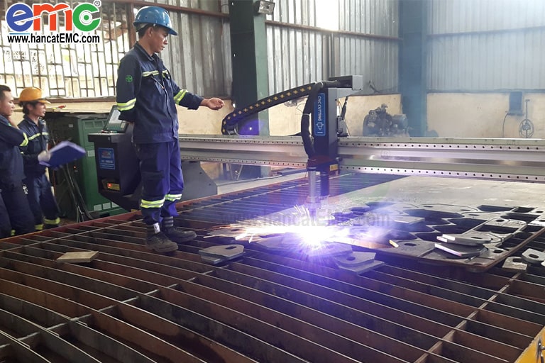 Cắt bản mã bằng máy cắt plasma