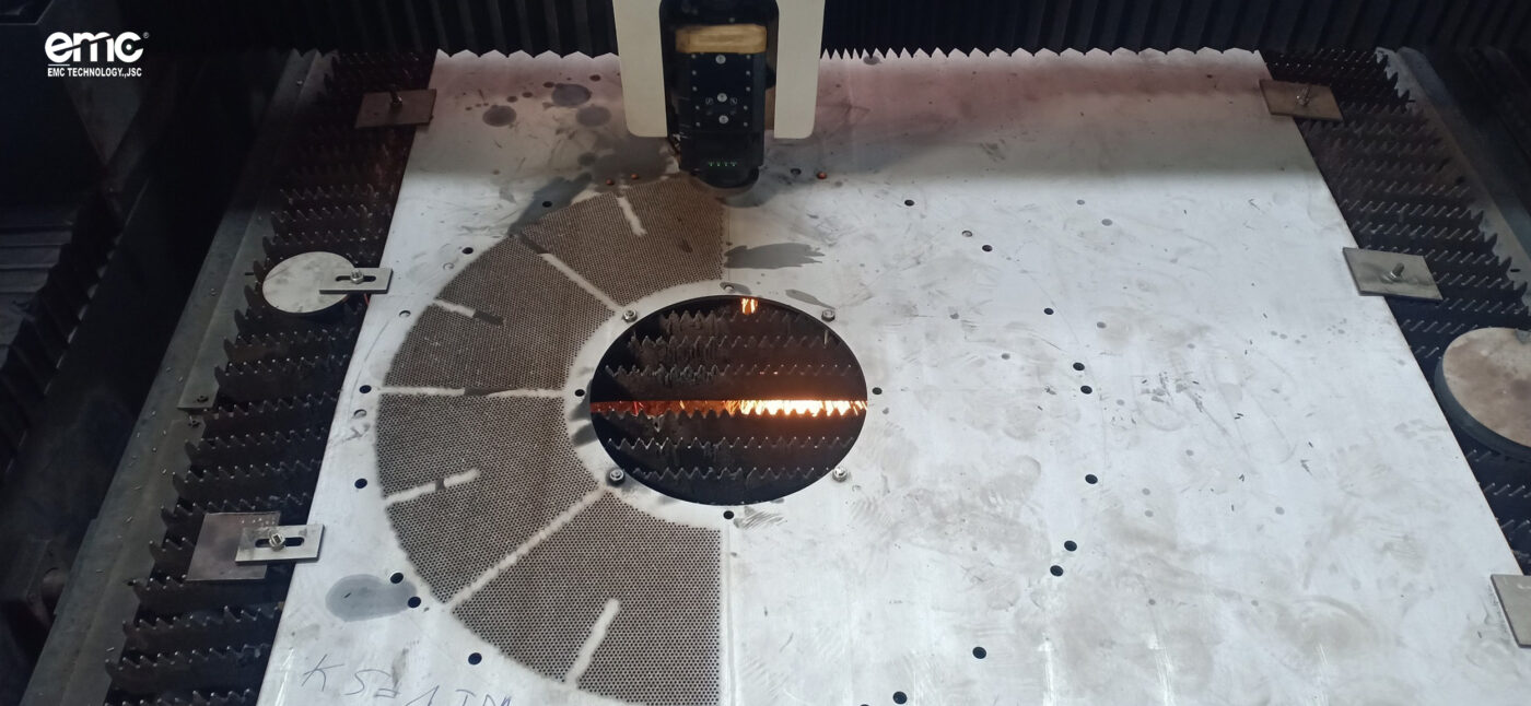 Máy cắt laser EMC Cắt lỗ sàng 22192 lỗ - Inox 8mm lỗ 3mm