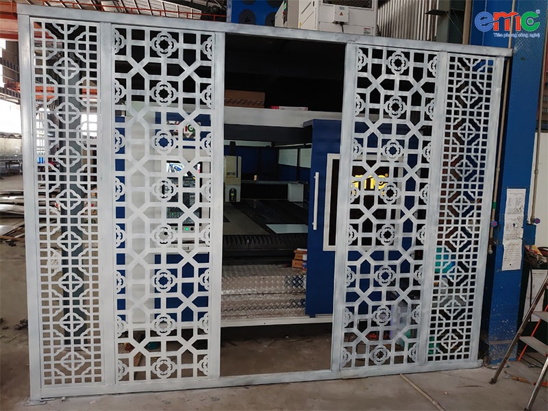 máy cắt laser bàn chuyển đổi tại công ty Thép Cường Oanh