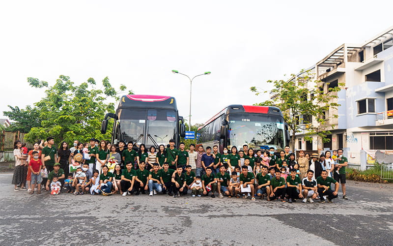2 xe đưa đón tập thể EMC xuất phát