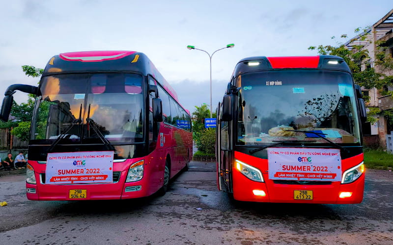 2 xe đưa đón tập thể EMC xuất phát