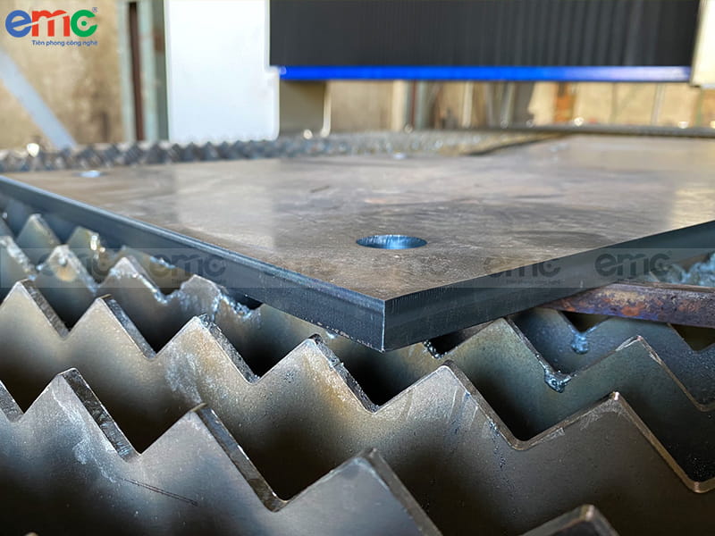 Xưởng cắt cnc bản mã, hoa văn Hà Anh đầu tư máy cắt laser fiber thứ 2