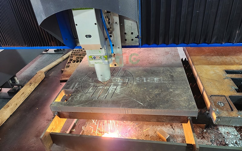 Cắt logo tặng khách hàng tại Triển Lãm VietBuild