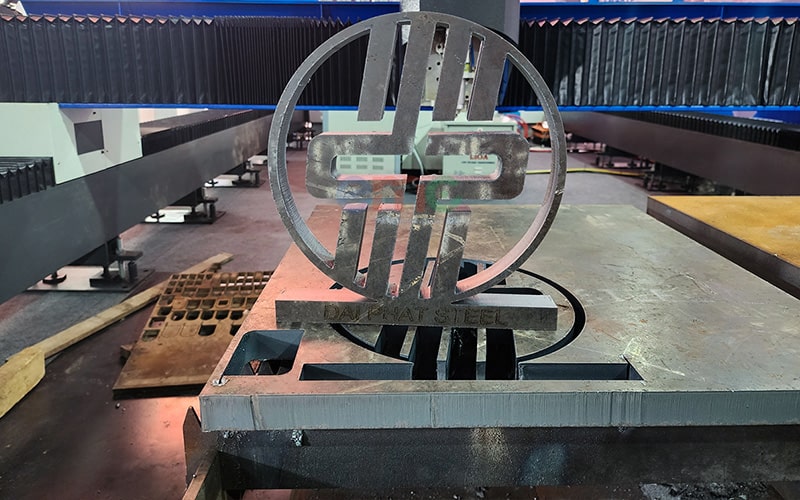 Cắt logo tặng khách hàng tại Triển Lãm VietBuild