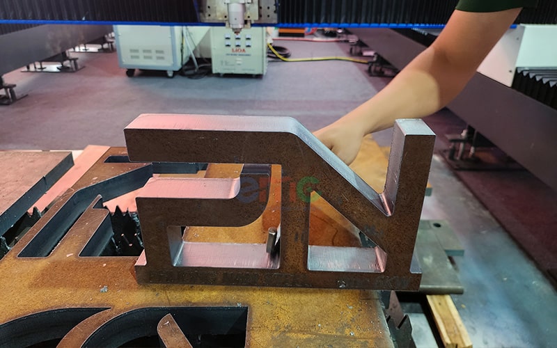 Cắt logo tặng khách hàng tại Triển Lãm VietBuild