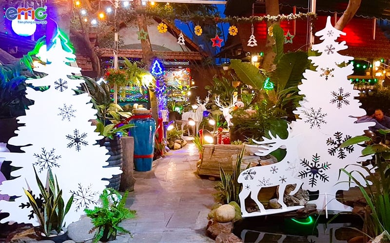 mẫu cnc trang trí noel tại quán coffee