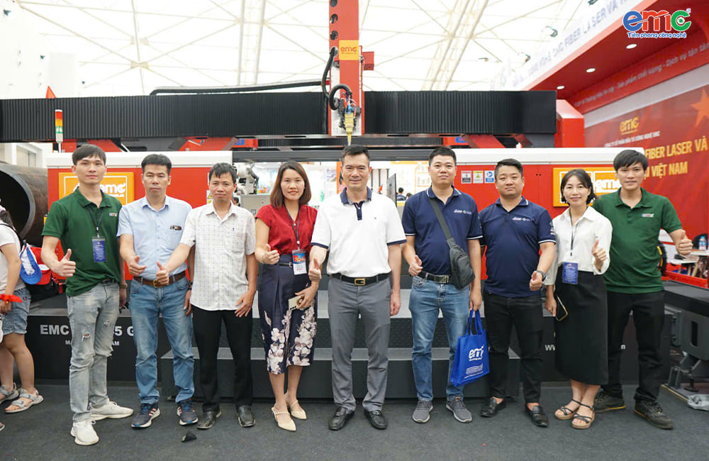 Khách hàng tham quan giang hàng EMC tại triển lãm 80 năm hành trình độc lập tự do
