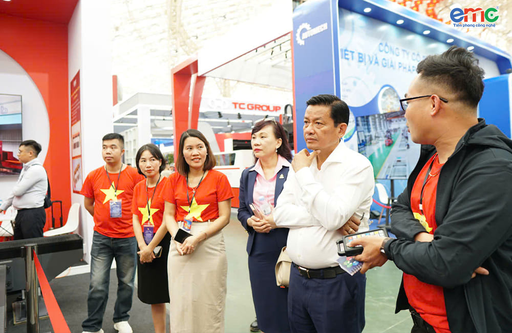 Khách hàng tham quan giang hàng EMC tại triển lãm 80 năm hành trình độc lập tự do